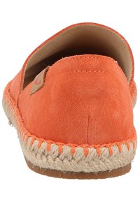 Orangefarbene Wildleder-Espadrilles mit geflochtener Jutesohle und kleinem beigen Seitenetikett, von hinten betrachtet.