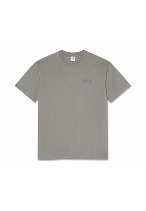 Camiseta gris de manga corta con cuello redondo y pequeño logo "POLAR" impreso en el pecho izquierdo, además de una etiqueta de marca en el cuello.