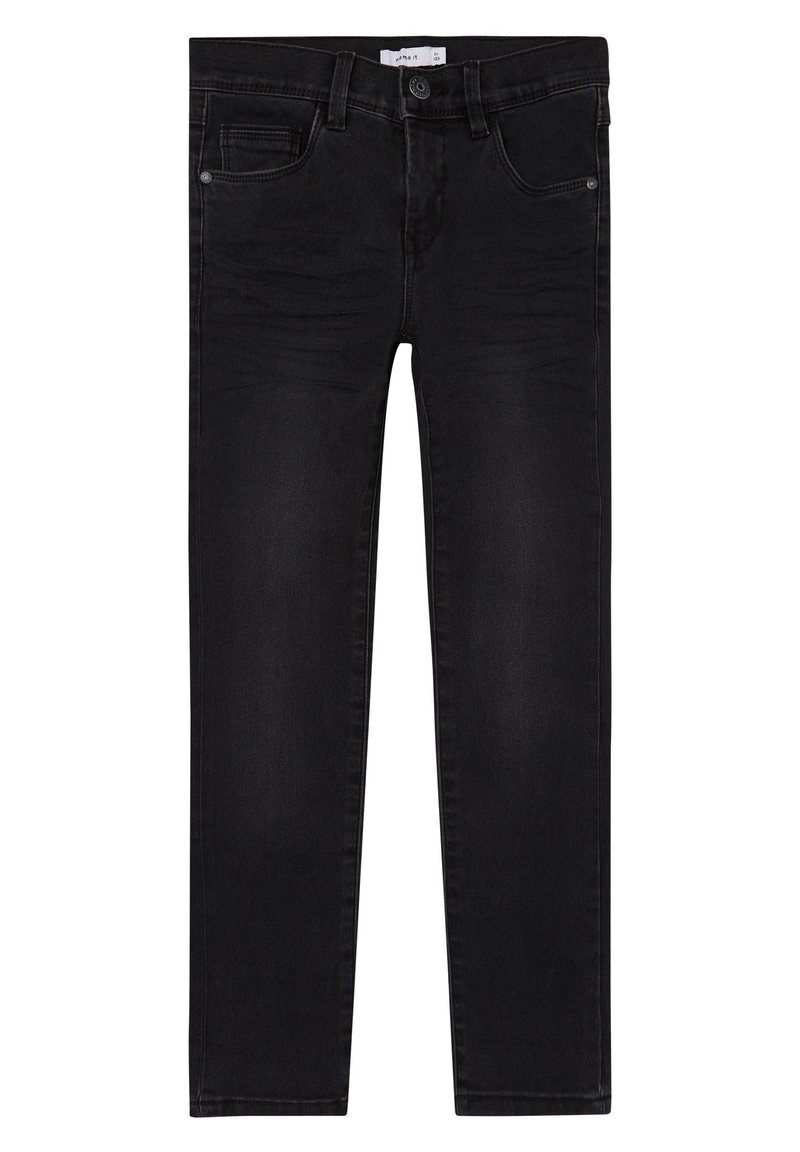 Jeans in denim nero con vestibilità slim, dotati di tasca anteriore, passanti per cintura e chiusura a bottone. Texture liscia con sottili dettagli di scoloritura.