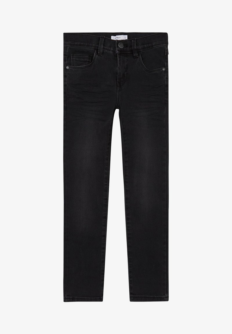 Jeans in denim nero con vestibilità slim, dotati di tasca anteriore, passanti per cintura e chiusura a bottone. Texture liscia con sottili dettagli di scoloritura.