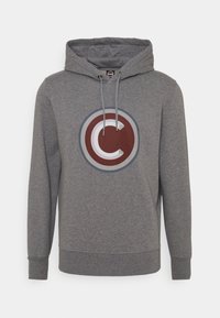 Grå huvtröja med snörning, med en stor cirkulär logotyp som har ett vitt "C" inuti maroon- och grå ringar på bröstet.