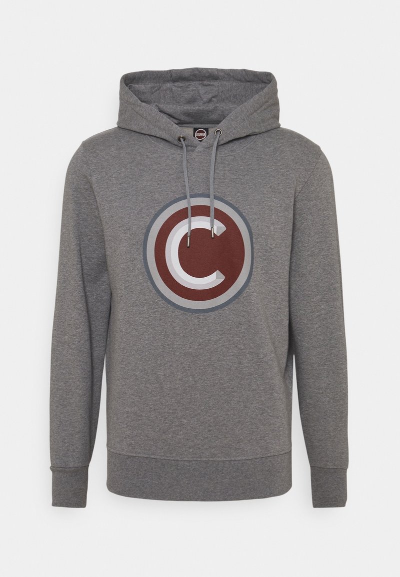 Grå huvtröja med snörning, med en stor cirkulär logotyp som har ett vitt "C" inuti maroon- och grå ringar på bröstet.