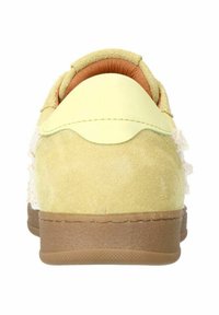 Gele suède sneaker met een gestructureerde achterkant, tan rubberen zool en een leren accent op de hiel. Voorzien van veters en stikdetails.
