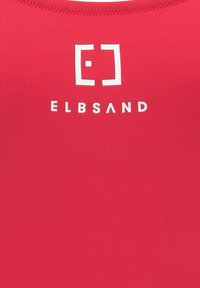 Rdeča kopalna obleka z gladko teksturo, logotipom s kvadratnimi okviri in belim besedilom "ELBSAND", okroglo izrezom in prilagojenim dizajnom.