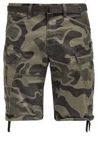 Shorts cargo camouflage verts et noirs avec multiples poches, passants pour ceinture et cordons ajustables aux ouvertures des jambes.