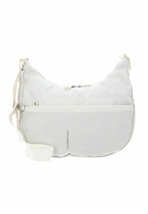 Sac épaule en tissu blanc avec surface texturée, design incurvé, fermeture éclair et bandoulière réglable. Présente un logo discret sur le devant.