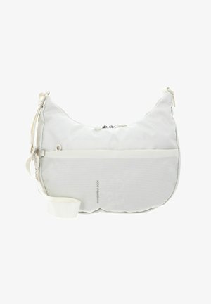 Sac épaule en tissu blanc avec surface texturée, design incurvé, fermeture éclair et bandoulière réglable. Présente un logo discret sur le devant.
