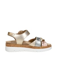 Riemchensandalen mit metallischen goldenen, silbernen und rosafarbenen Riemen, einem mit Kork umwickelten Keilabsatz und einer weißen Gummisohle für Halt.