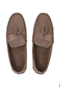 Brune ruskinds loafers med moccasin-design, der har en syet overdel og polstret indersål, dekoreret med kvaster foran.