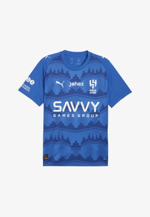 Mėlynas sportinis marškinėlis, pagamintas iš lengvo audinio, su raštuotu dizainu, trumpomis rankovėmis, apvaliu kaklu ir logotipais baltais ir juodais atspalviais.