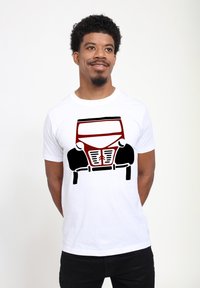 Bílý bavlněný tričko s grafikou červeného a černého vintage auta na přední straně, s jednoduchým, výrazným obrysem a detaily.