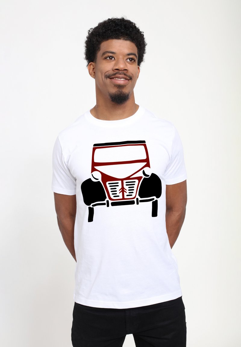 Bílý bavlněný tričko s grafikou červeného a černého vintage auta na přední straně, s jednoduchým, výrazným obrysem a detaily.