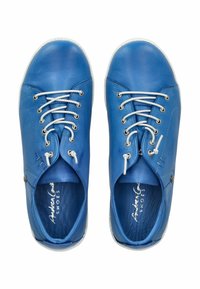 Niebieskie skórzane buty z białymi sznurówkami, o zaokrąglonym kształcie i gumowej podeszwie. Wnętrze wyłożone miękką skórą.