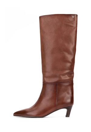Bota alta de cuero marrón para mujer con puntera puntiaguda y tacón bajo en forma de bloque, vista lateral sobre fondo blanco.