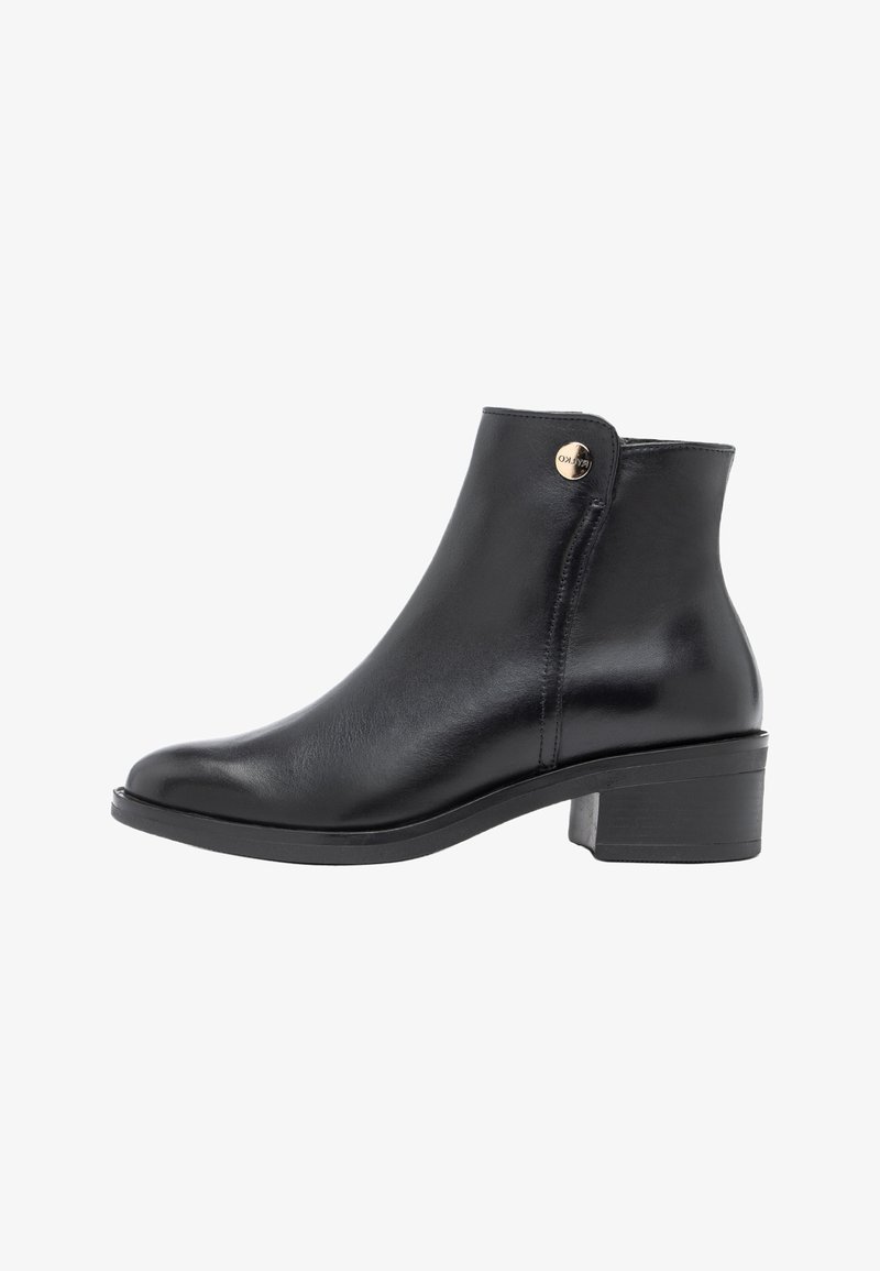 Bottine en cuir noir avec petit talon bloc et détail de bouton doré sur le côté, sur fond blanc.