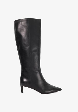 Bottes noires en cuir montantes avec un bout pointu et un petit talon. Texture lisse et design épuré, avec un minimum de coutures et d'accents.
