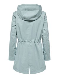 Hele sinine naiste vihmamantel kapuutsiga, pikkade varrukatega, elastse vöökohaga ja tagumikrutis, nähtav seljalt.