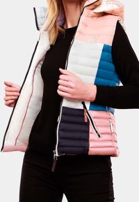 Gepolsterte Weste mit einem Farbblockdesign in Blau, Pink, Weiß und Schwarz, mit einem Reißverschluss vorne und einer Kapuze für zusätzliche Wärme.