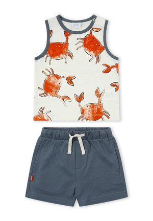 Camiseta blanca sin mangas para niño pequeño con estampados naranjas de cangrejos y ribete gris oscuro, combinada con pantalones cortos con cintura elástica gris oscuro y cordón blanco.