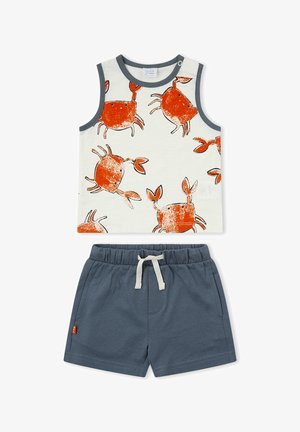 Camiseta blanca sin mangas para niño pequeño con estampados naranjas de cangrejos y ribete gris oscuro, combinada con pantalones cortos con cintura elástica gris oscuro y cordón blanco.