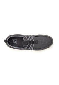 Dunkelgrauer Slipper aus Stoff mit strukturiertem Finish. Besitzt kontrastierende weiße elastische Bänder und ein weiches Innenfutter.