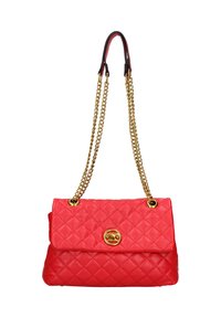 Borsa a tracolla rossa trapuntata con patta piegata, accessori dorati e doppie cinghie a catena con un accento in pelle nera sopra.
