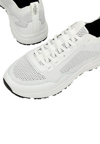Weiße Sportschuhe mit einem Mesh-Obermaterial, runder Spitze, Schnürdesign und schwarzem Gummiaußenmaterial. Verfügt über strukturierte Akzente und eine Zuglasche.