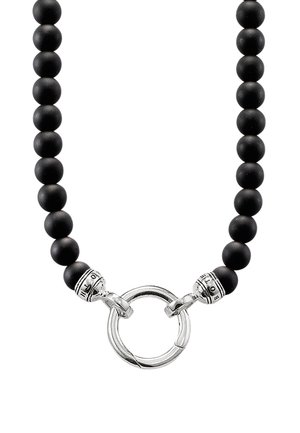 Schwarze matte runde Perlenkette mit großem silbernem rundem Verschluss und kleinen silbernen Kappen mit eingraviertem Text an den Verbindungspunkten.