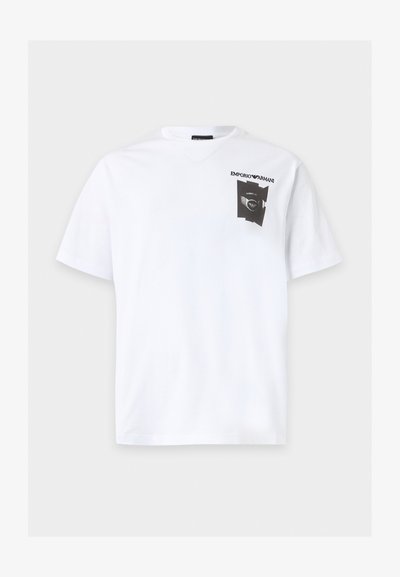 Λευκό T-shirt με κοντά μανίκια, που διαθέτει μικρό μαύρο γραφικό και το κείμενο "Emporio Armani" στην επάνω αριστερή πλευρά του στήθους.