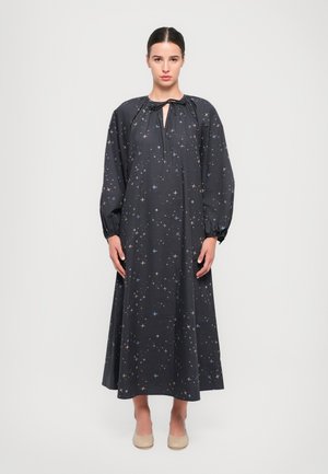 Tummansininen mekko pitkillä hihoilla, rypistetty kaula-aukko ja avainreiän leikkaus. Koristeltu vaaleansinisin ja kultaisin tähdillä ja linnuilla.