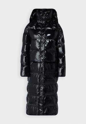 Geacă puffer neagră cu finisaj lucios, până la genunchi, glugă oversized și mâneci largi. Prezintă secțiuni quilted orizontale și un fermoar frontal.