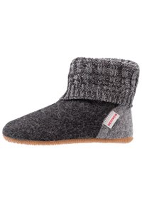 Graue Hausschuh mit gestricktem Schaft, versehen mit einem kontrastierenden grauen Paneel, gummierter Sohle und einem kleinen Markenschild an der Seite.
