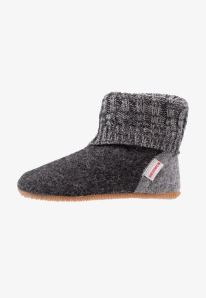 Chausson en feutre gris avec un revers tricoté, présentant un panneau gris contrastant, une semelle en caoutchouc et une petite étiquette de marque sur le côté.