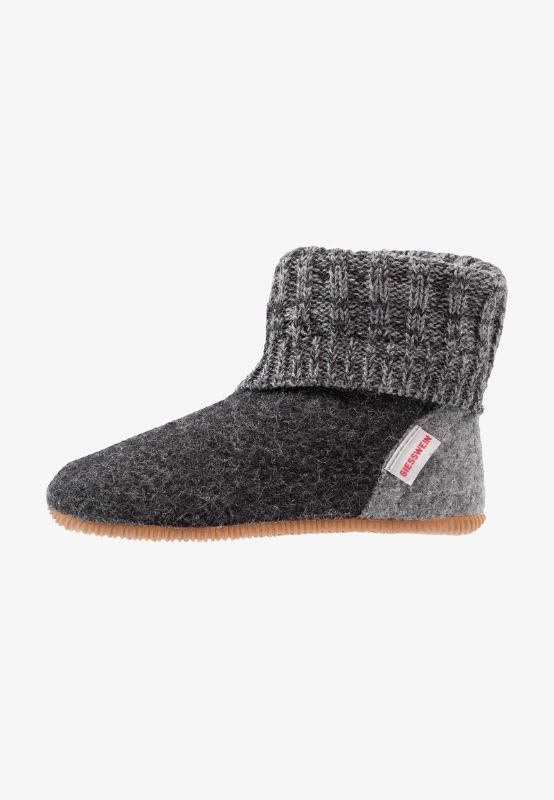 Szare filcowe kapcie z dzianinowym mankietem, z kontrastującą szarością, gumową podeszwą i małą metką marki z boku.