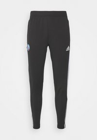 Schwarze Sporthosen mit slim Fit, featuring weißen Seitenstreifen, elastischem Bund und gestickten Logos auf dem linken Oberschenkel und der rechten Hüfte.