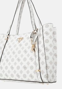 Borsa a tracolla bianca texturizzata con motivo logo grigio, dettagli metallici dorati e doppio manico. Presenta un logo triangolare e un pendente.