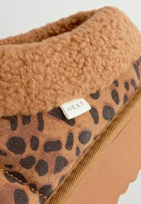 Next REGULAR FIT - Šľapky - animal