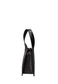 Borsa nera in pelle con stampa coccodrillo, dal design strutturato, manico corto, dettagli in argento e un'apertura a singolo scomparto nella parte superiore.