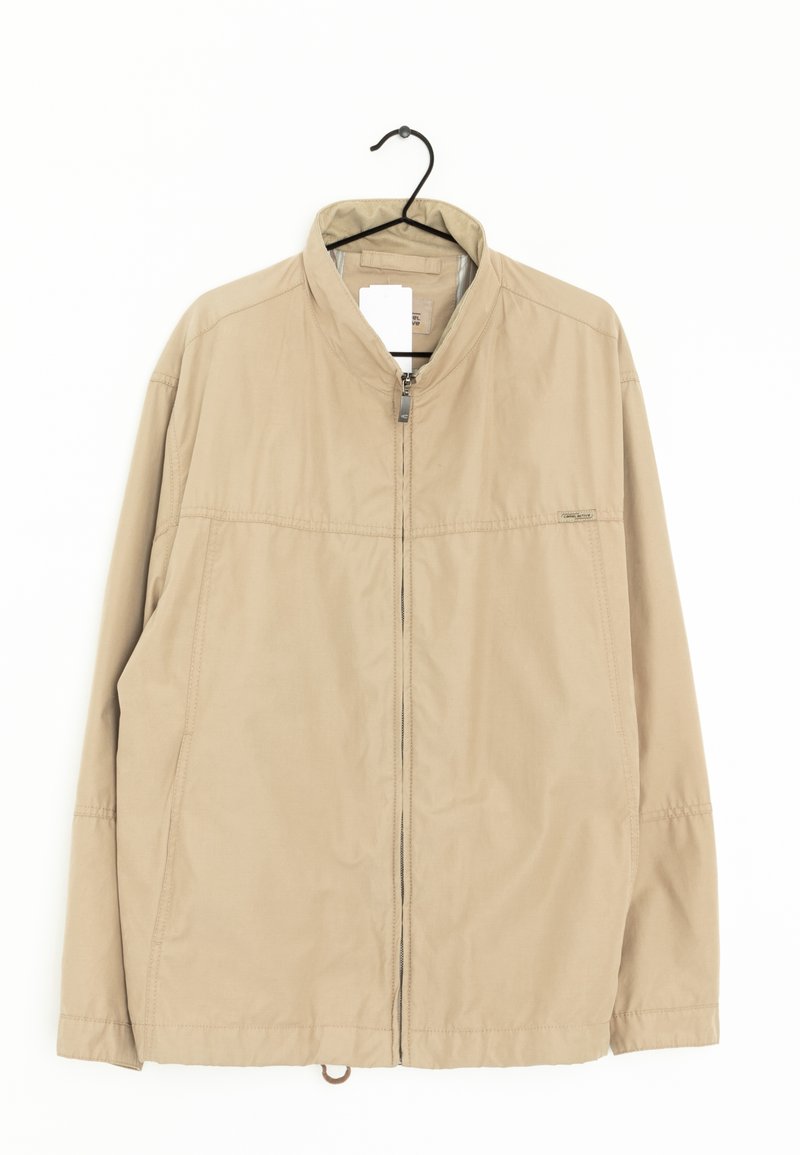 Giacca leggera color sabbia con colletto rialzato, chiusura frontale con zip e due tasche laterali. Presenta una texture morbida e semplici dettagli di cucitura.