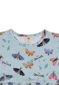 Hellblaues Baumwollkleid mit bunten Schmetterlings- und Libellenmotiven, rundem Ausschnitt und Rüschensaum. Weiche, glatte Textur.