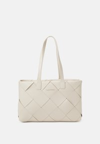 Beige läderhandväska med vävd design, som har två platta handtag och präglad logotyp. Slät yta och rektangulär form.