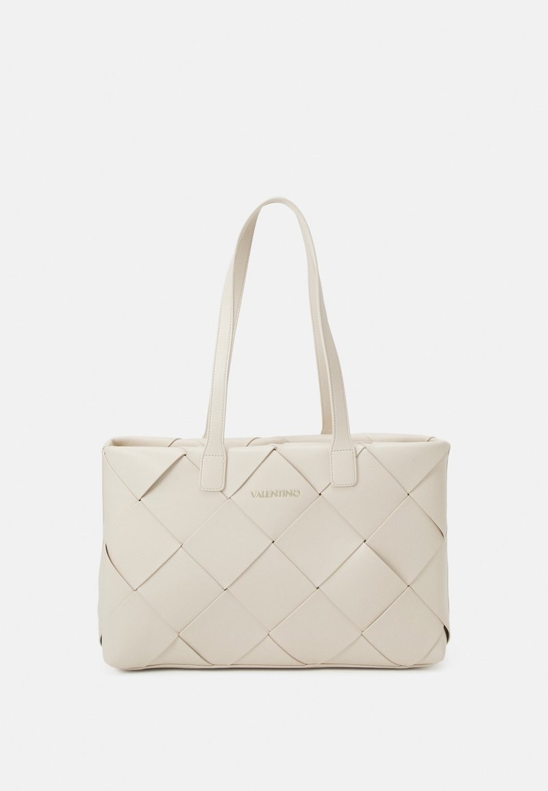 Beige läderhandväska med vävd design, som har två platta handtag och präglad logotyp. Slät yta och rektangulär form.