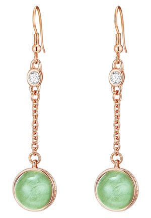Orecchini in oro rosa con design a catena, caratterizzati da pietre verdi rotonde e finiture argentate nella parte superiore. Texture liscia e finitura lucida.
