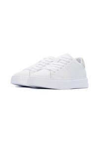 Sneaker bianche con tomaia in pelle liscia, chiusura con lacci e suola piatta in gomma. Presentano un logo discreto e un tallone testurizzato per una presa migliore.