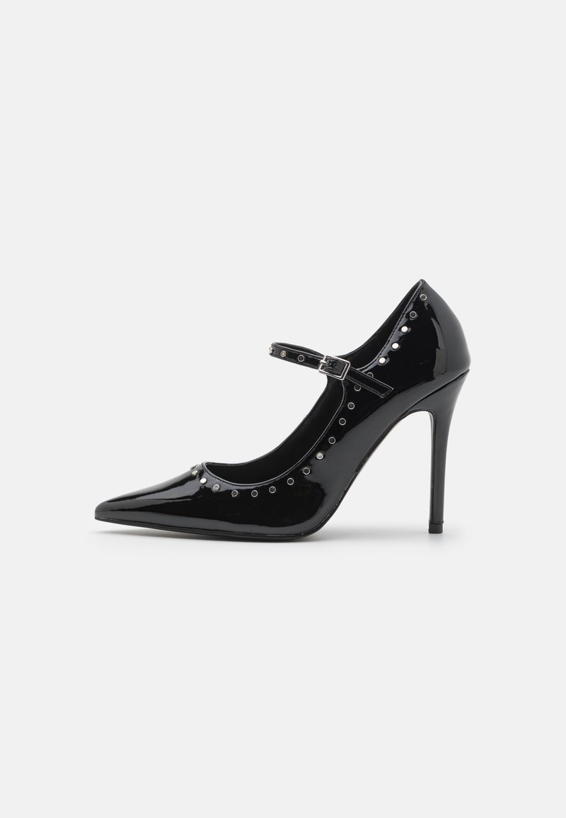 Zwarte lakleren hoge hak schoen met spitse neus, enkelbandje en zilveren studs aan de voorkant. 10 cm hakhoogte.