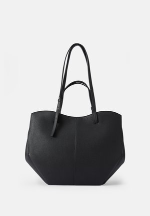 Zwarte leren shopper met twee lange schouderbanden en één korter handvat, eenvoudig ontwerp met licht gebogen bovenranden.