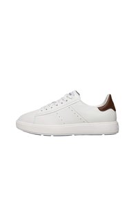 Weiße Leder-Sneaker mit strukturiertem Obermaterial, braunem Akzent an der Ferse und mit perforierten Details an der Seite. Gummisohle und Schnürdesign.