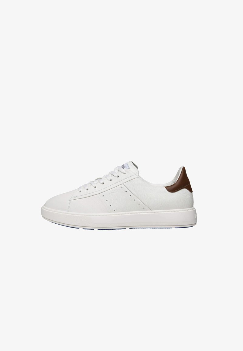 Weiße Leder-Sneaker mit strukturiertem Obermaterial, braunem Akzent an der Ferse und mit perforierten Details an der Seite. Gummisohle und Schnürdesign.