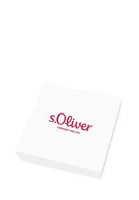 Caja rectangular blanca con el logo "s.Oliver" y el texto "FASHION FOR LIFE" en letras rojas en negrita en la tapa.