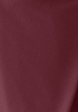 Tissu bordeaux lisse avec une texture subtile et un léger éclat, présentant de douces plis et ombres.